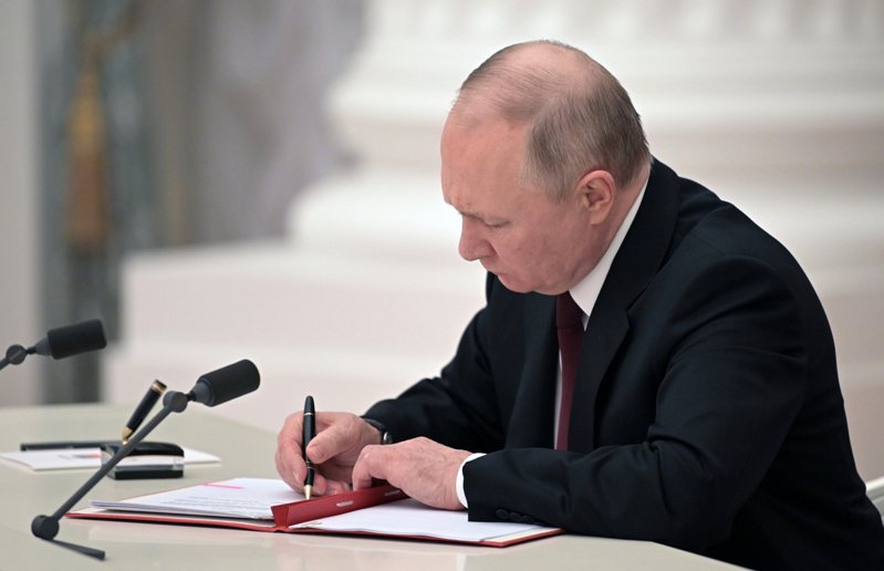 普亭簽署行政命令 俄羅斯總統普亭簽署文件，承認烏克蘭東部新成立的頓內次克人民共和國和盧甘斯克人民共和國，並下令俄軍進入當地維和。（美聯社）