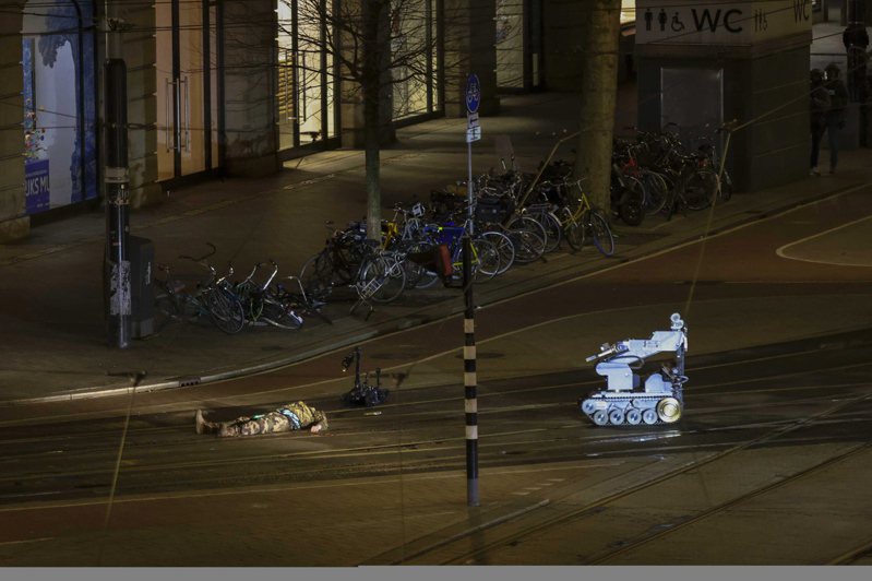 一名持枪男子在荷兰阿姆斯特丹市中心莱顿广场的一家苹果（Apple）专卖店中劫持数人，随后与警方展开持续数小时的围攻后仍被制服、人质也已获释。欧新社(photo:UDN)