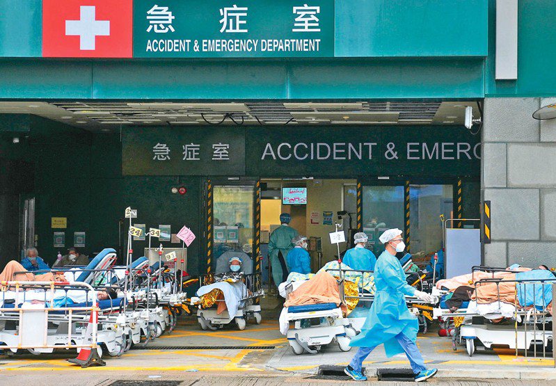 香港疫情已經升高到近乎失控，2月21日出爐的確診人數再度刷新記錄，達到7533人。圖為許多病患只能在急診室外臨時搭建的區域，露天臥床接受治療及等候入院。路透