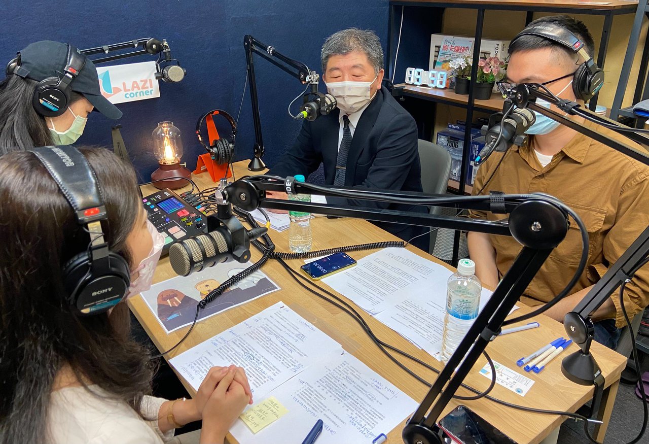 衛福部長陳時中接受民進黨Podcast頻道「耳朵出遊不出油」專訪。圖／民進黨提供