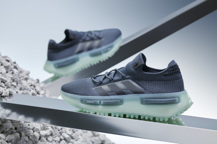 NMD S1鞋輔以薄荷綠與石碳灰的配色，呈現出未來感。圖／adidas Orig...