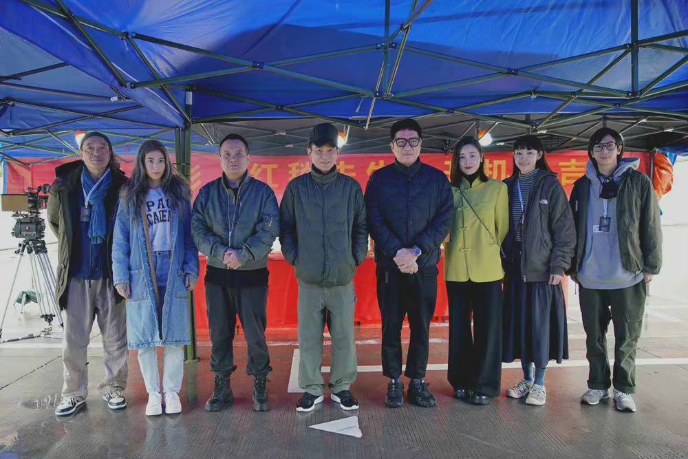 瑞瑪席丹(左二)和劉德華(左四)、單立文(右四)主演的喜劇電影「紅毯先生」在深圳...