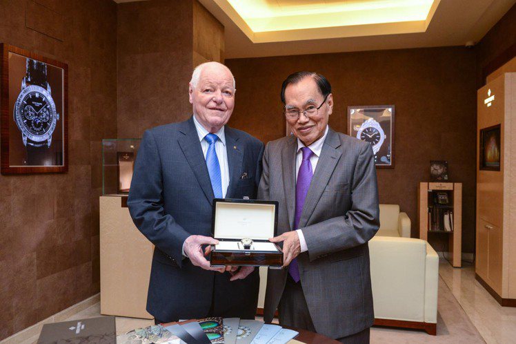 2015年時，前任總裁Philippe Stern（左）曾前往新加坡，祝賀高登鐘表創辦人林廷萬Anthony Lim先生一只特別版的白金腕表，展現親密的情誼。圖 / 高登鐘表提供
