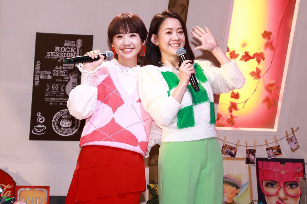 Lulu（左）和曾寶儀搭檔主持公視「姐妹們的音樂萬萬歲」。記者王聰賢／攝影