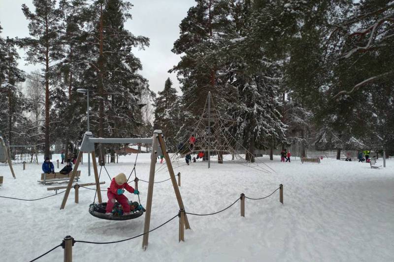 芬蘭小學下課時間，學生們在雪地中玩耍。圖／芬紛聊天提供