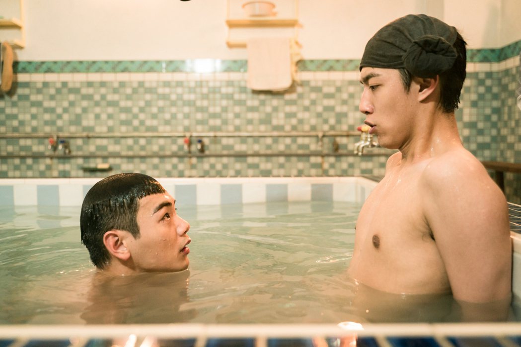 禾浩辰(左)與蔡凡熙在「我家浴缸的二三事」中經常共浴。圖／羚邦集團提供