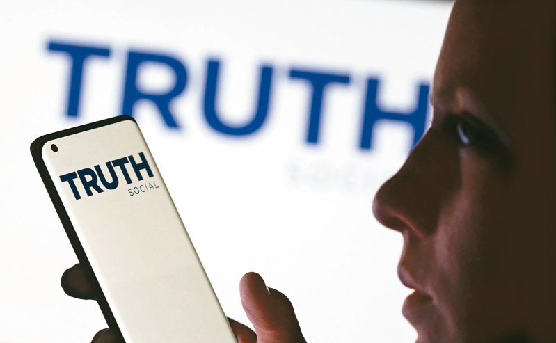 美国前总统川普推出社群媒体平台Truth Social，22日登上苹果App Store下载排行冠军。（路透）(photo:UDN)