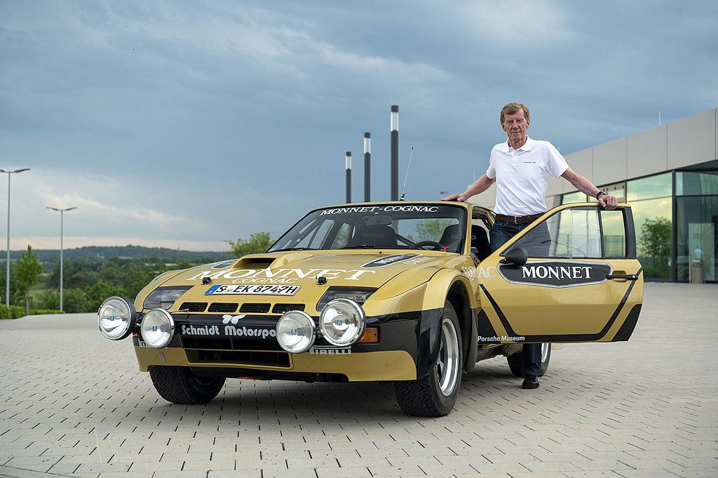 去年保時捷車輛歷史暨博物館部門將Rohrl當年駕駛的924 Carrera GT...