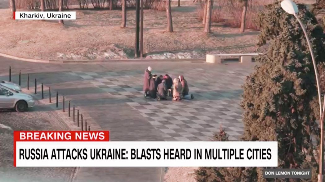 CNN拍攝到烏克蘭哈爾科夫的街頭有民眾跪地祈禱。 圖／取自CNN 