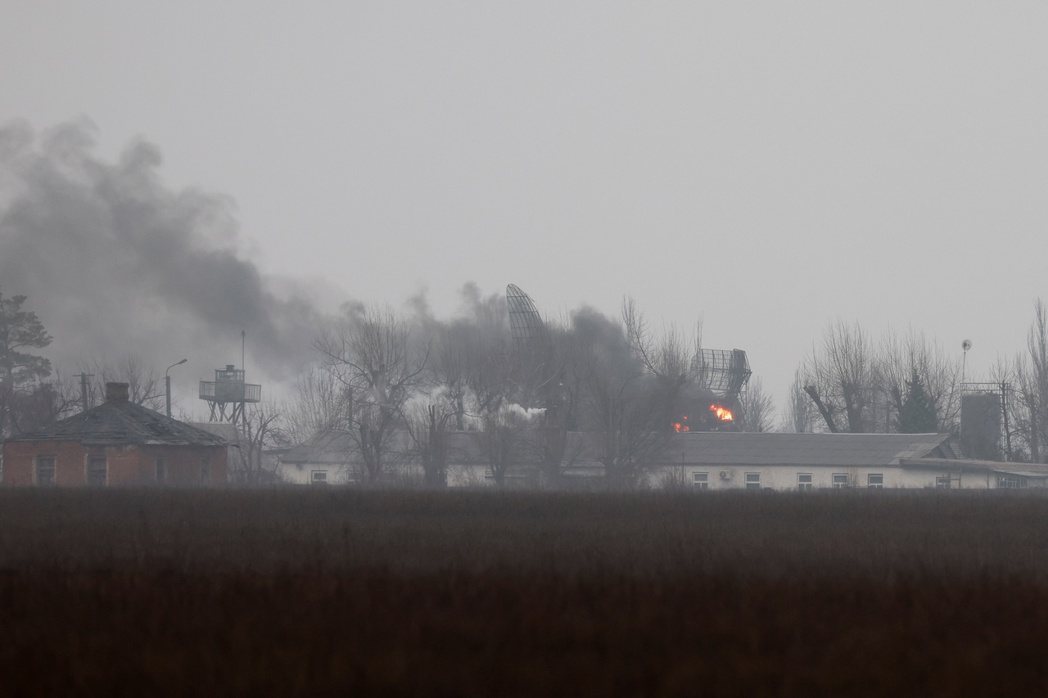 就在普丁宣布開戰不久後，烏克蘭東部城市馬里烏波爾傳出爆炸聲響及煙霧。 圖／路透社