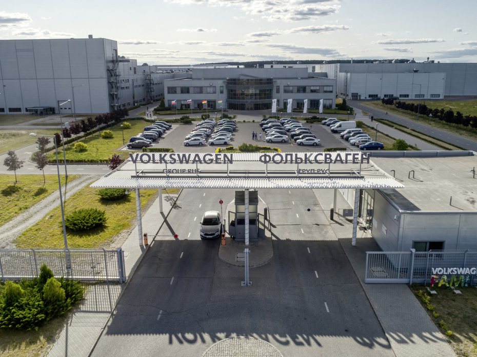 VAG集團在距離俄羅斯首都莫斯科約180公里處的Kaluga (卡盧加) 有設廠，但近日Volkswagen完成所有手續結束俄羅斯子公司的營運，正式退出俄羅斯市場。 摘自Volkswagen