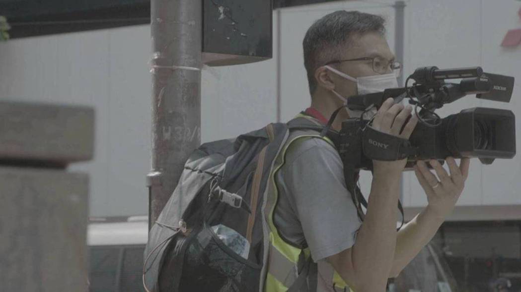 香港導演周冠威守在反送中運動最前線，用手中的攝影機為示威者留下紀錄，並讓更多人有