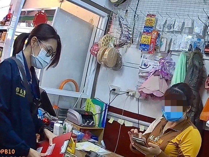 A Vietnamese woman surnamed Ruan opened a grocery store in Kaohsiung’s Linyuan District. Her mother, a woman surnamed Pan, helped to manage the store, but she sold Southeast Asian medicines and the famous “colorful antipruritic medicine” on the shelves of the store.  Reporter Qiu Yineng / Reprinted photo