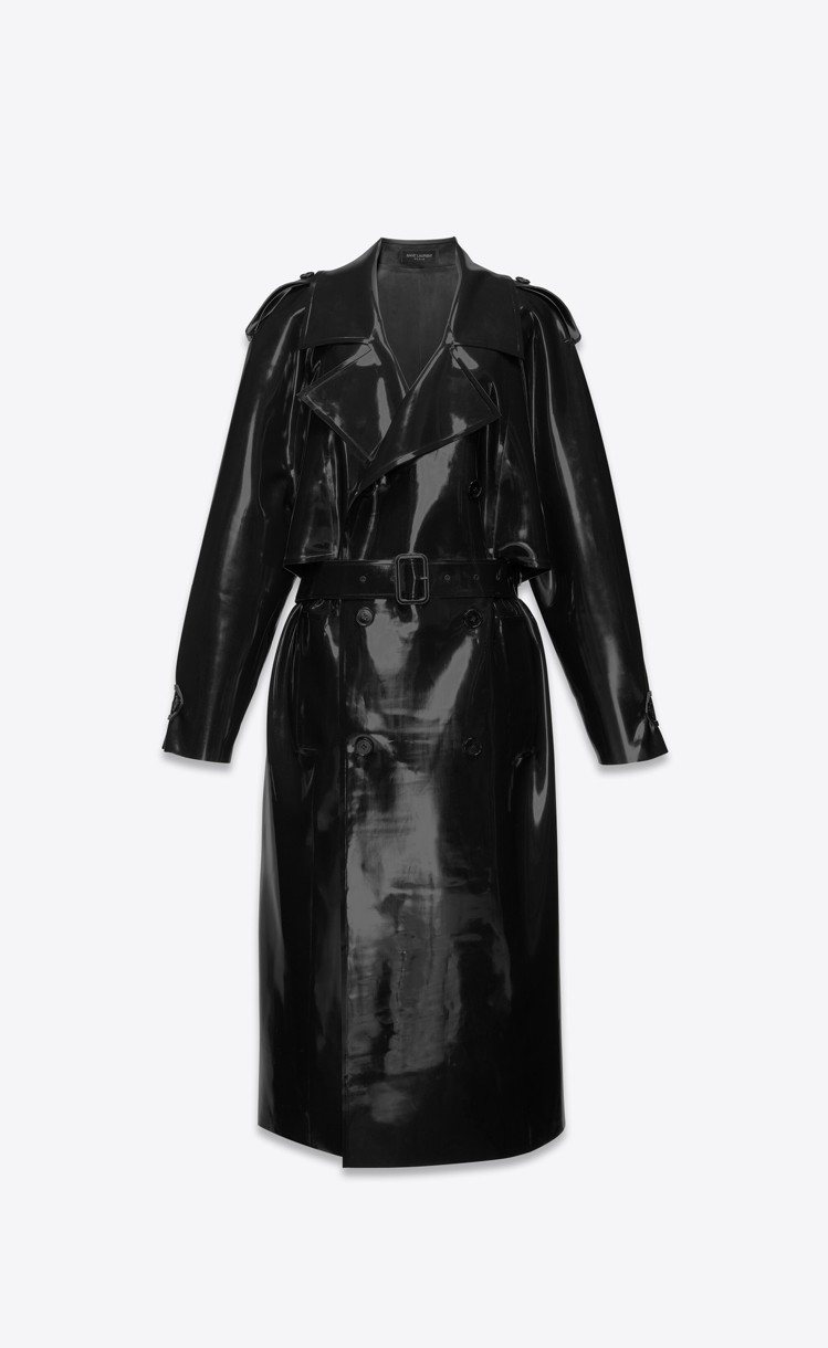 黑色乳膠材質大衣，28萬9,000元。圖／Saint Laurent提供