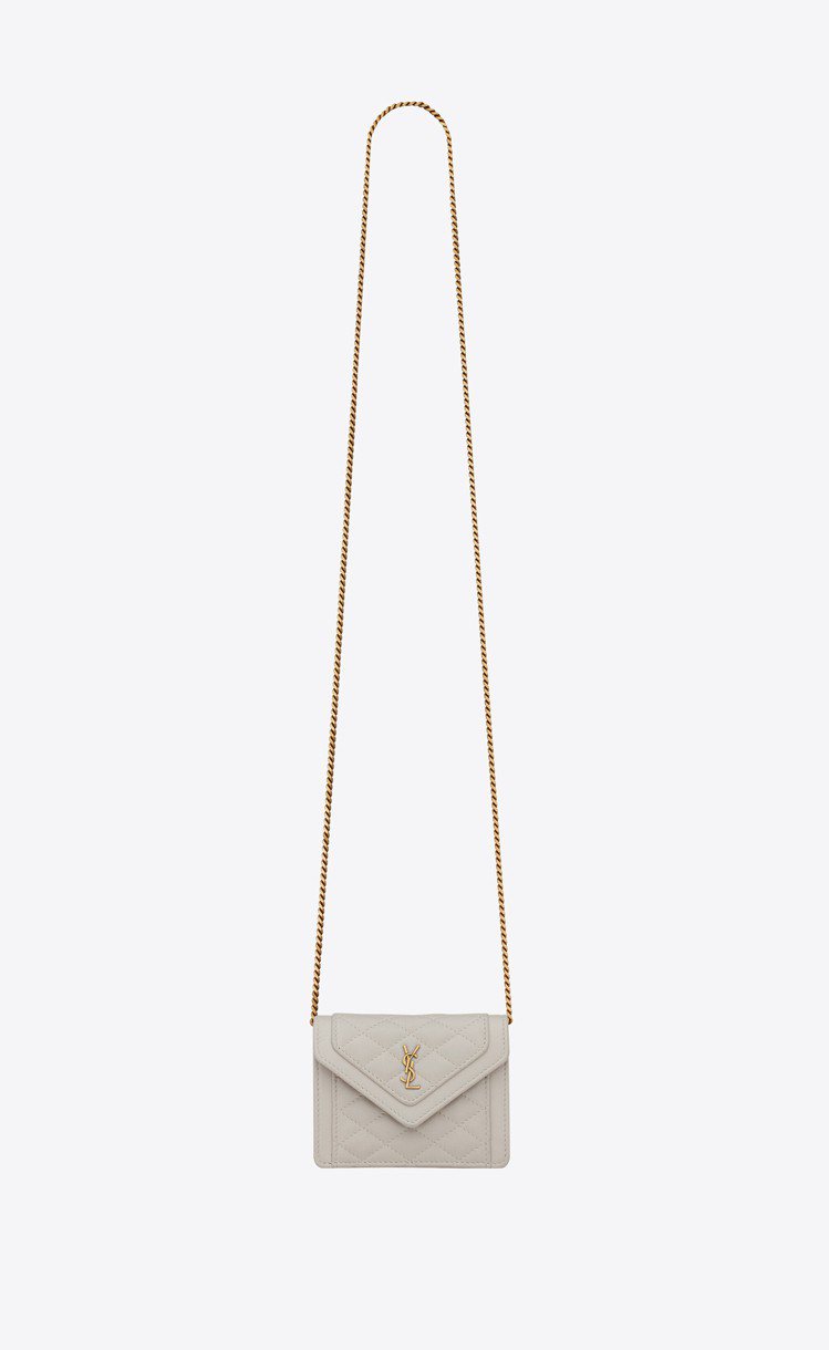Gaby白色絎縫羊皮微型鍊條小包，25,100元。圖／Saint Laurent提供