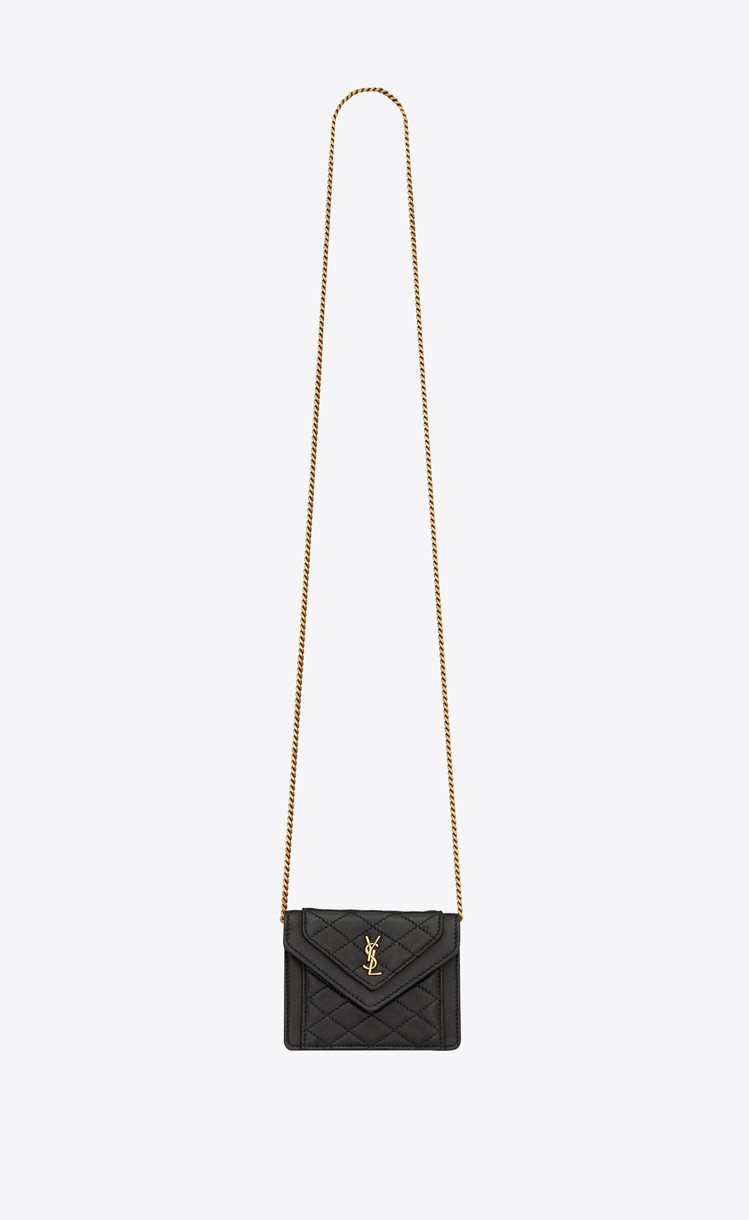 Gaby黑色絎縫羊皮微型鍊條小包，25,100元。圖／Saint Laurent提供