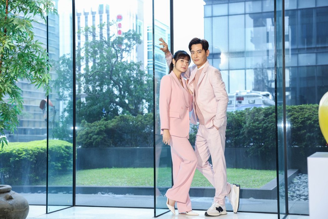 李燕(左)和陳冠霖演了十年的情侶，新戲「一家團圓」再度配對。記者 吳致碩／攝影