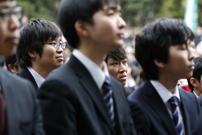 日本升大學比率一直在五成左右，念研究所的人更少。圖為開始準備找工作的大三學生。美聯社