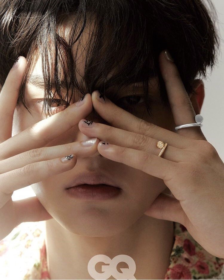韓國男星宋江配戴卡地亞珠寶腕表登上南韓時尚雜誌「GQ」。圖／摘自IG