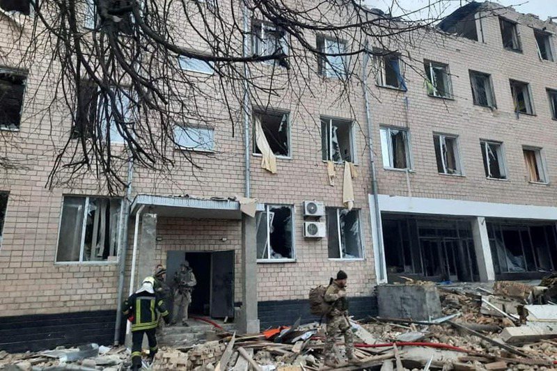 俄羅斯24日對烏克蘭全面採取軍事行動，烏克蘭首都基輔遭到空襲。圖為一座軍事基地被大火燒毀。路透