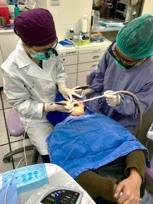 牙醫師林意萍指出，雷射種類多，對牙周組織也會產生不同反應。 圖／新竹台大分院提供