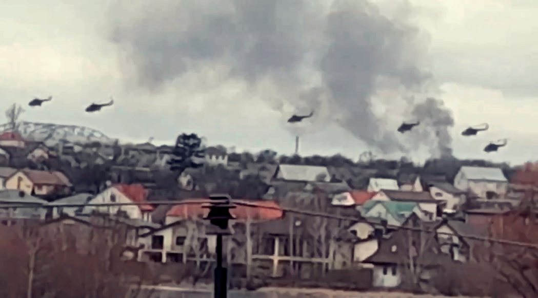 圖為空降強襲安托諾夫機場的俄軍直升機隊。 圖／美聯社