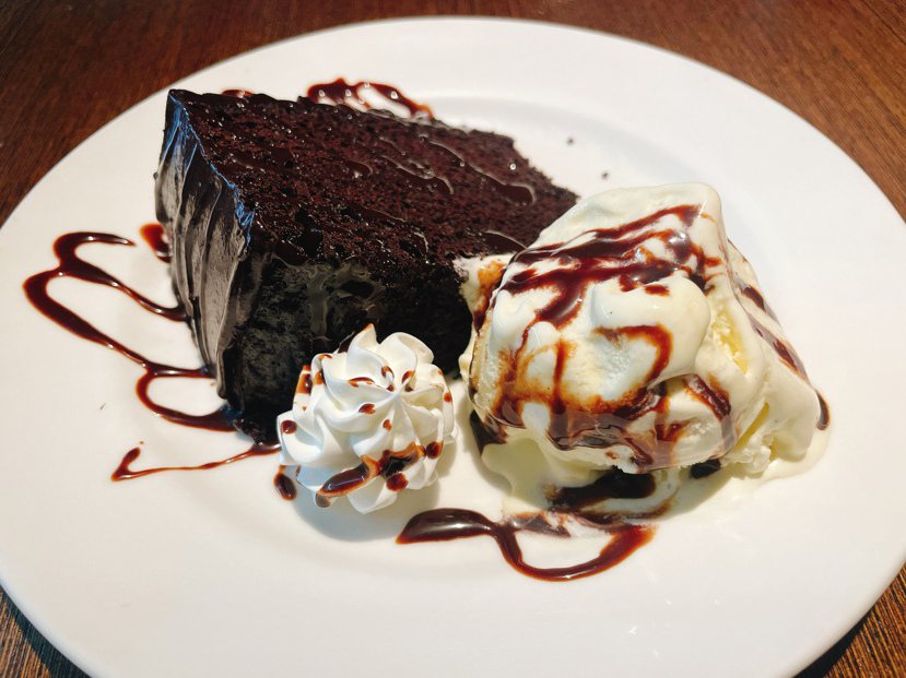 李．西餐廳的巧克力蛋糕烤得溫熱，搭配冰淇淋，冰火重天在口中迸發，征服許多饕客的味...