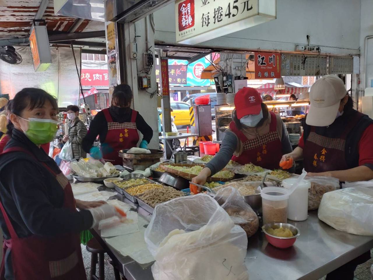 台南市中西區永樂市場旁的金得春捲是老字號，很受消費者歡迎。 圖／鄭惠仁 攝影