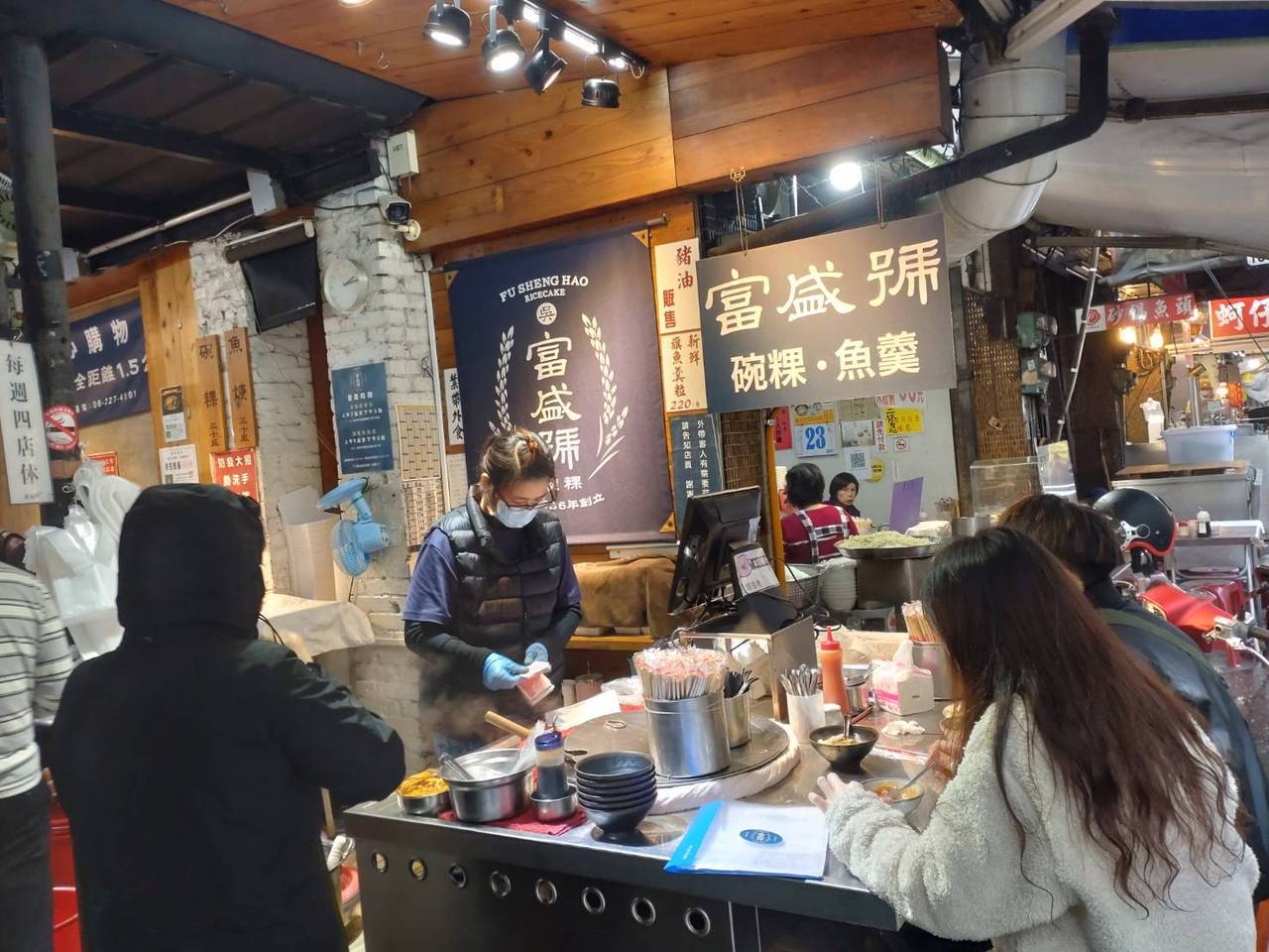 台南市中西區永樂市場旁富盛號的碗粿、魚羹也深受消費者喜愛。 圖／鄭惠仁 攝影