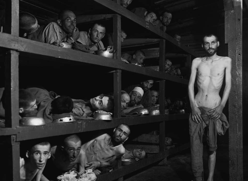 圖為布痕瓦爾德集中營的囚犯。 圖／美國國家檔案和記錄管理局