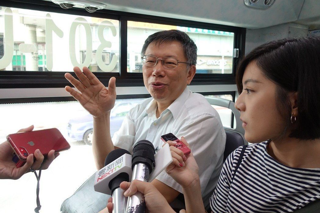 圖為台北市長柯文哲2018年8月29日搭公車上班途中時接受訪問。 圖／聯合報系資料照