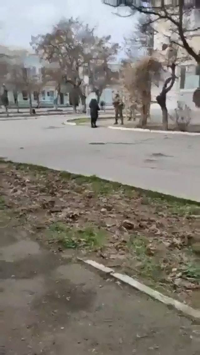 片段長21秒，看到身穿黑衣大衣的烏克蘭女子，站在全副武裝的俄羅斯軍人面前，正在質問對方，全無懼色。（Twitter影片截圖）