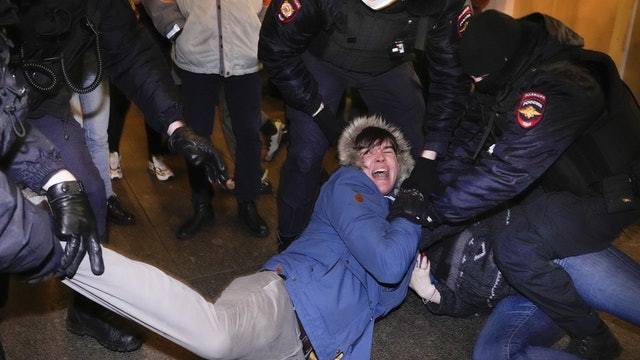 2022年2月24日，俄羅斯聖彼得堡有人上街抗議俄羅斯對烏克蘭採取軍事行動，警員拘捕示威者。（美聯社）