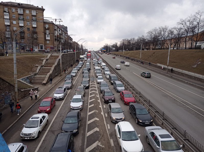 眾多基輔市民驅車逃離首都，造成交通癱瘓。 新華社
