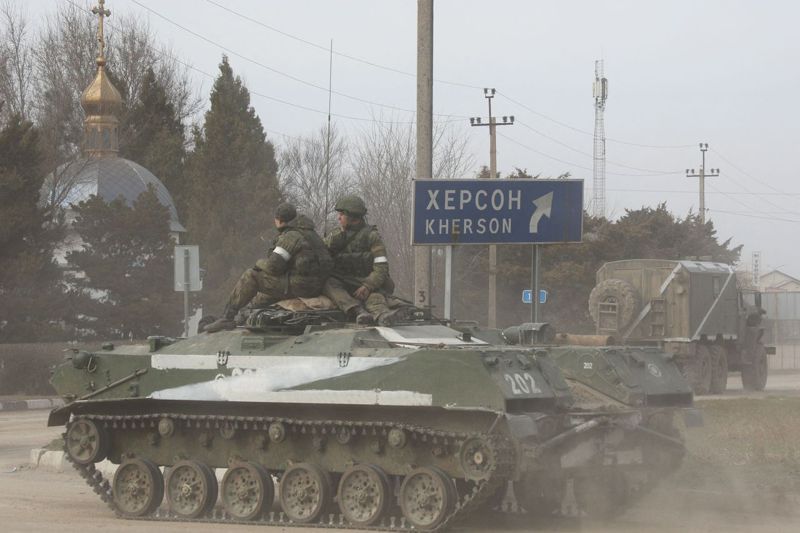 俄羅斯總統普亭攻打烏克蘭，將開啟「冷戰二部曲」，圖為俄軍乘坐一輛印有字母“Z”的裝甲車。路透