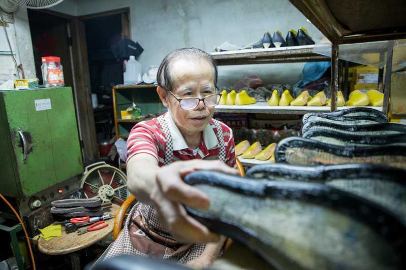 製作手工皮鞋的老師傅已有40多年經驗。記者曾原信／攝影