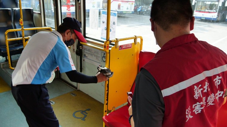 交通局亦要求公車業者維持高標準防疫措施，包括車輛至少每4小時消毒，加強乘客常碰觸...