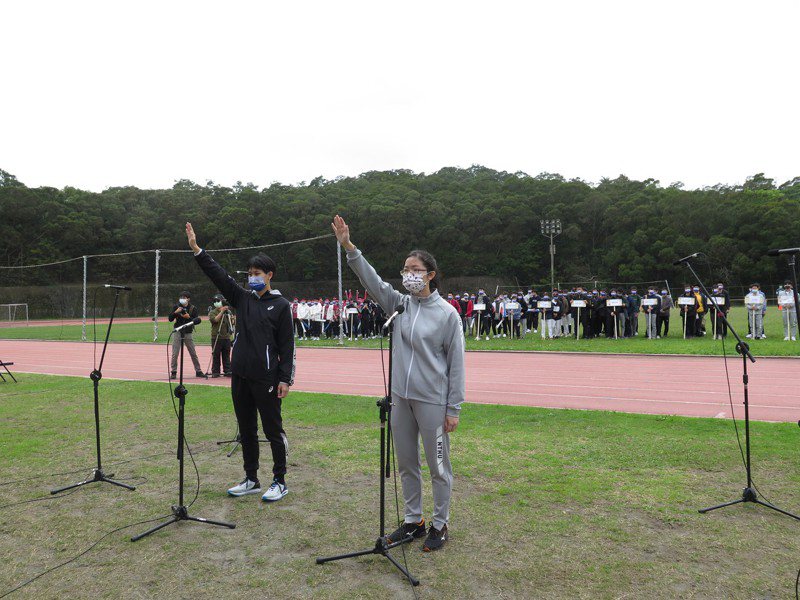 清交梅竹賽今天開賽，2校運動員宣誓。記者張裕珍／攝影