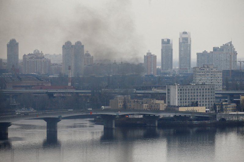 烏克蘭國防部在基輔的單位冒出濃煙。路透