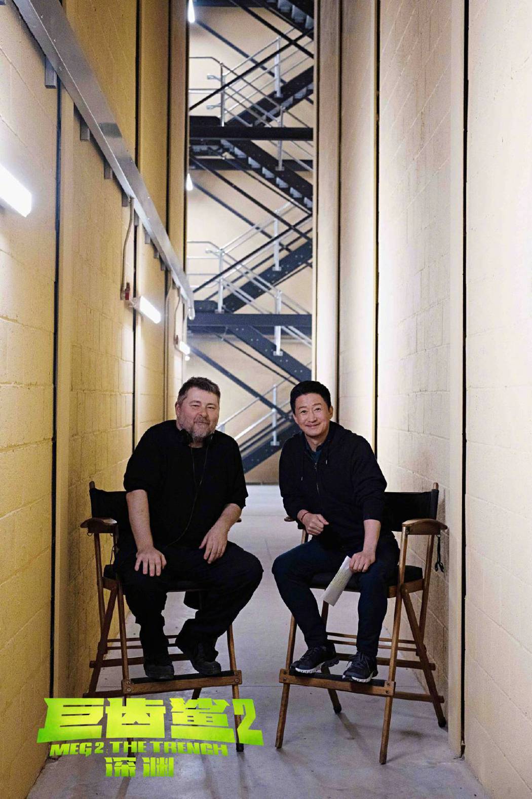 吳京（右）和「巨齒鯊2」導演班懷特利合照，宣告正式加入該片演出。圖／摘自微博