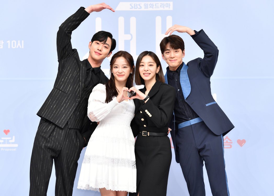 安孝燮(左起)、金世正、薛仁雅、金旻奎在劇中是兩對CP。圖/Netflix提供