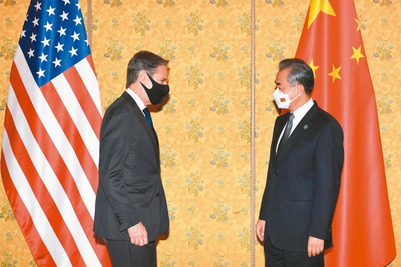 美国国务卿布林肯（左）最近频频联系大陆外长王毅（右）。法新社(photo:UDN)