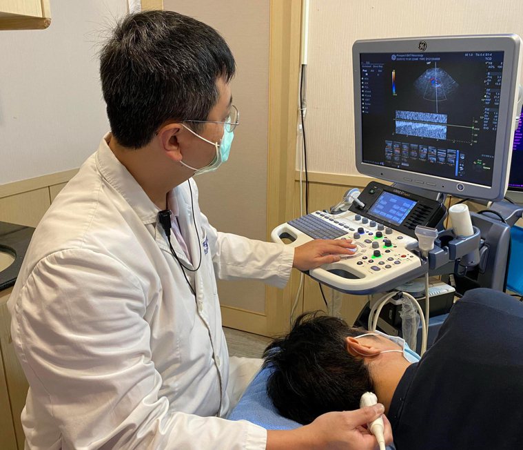 醫師使用超音波檢查耳鳴患者。圖／陳建志提供