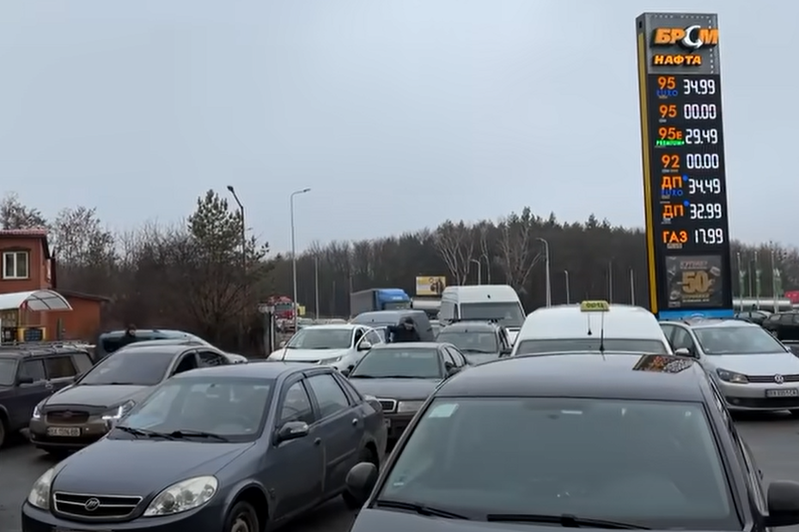 乌克兰一座加油站挤满车辆，95无铅汽油更是售罄。图撷自(photo:UDN)