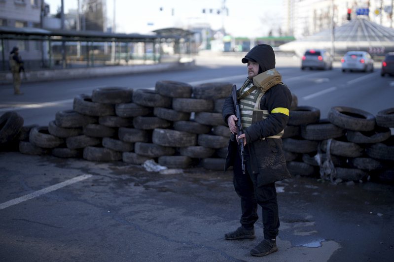 俄军动用飞弹攻击乌克兰首都基辅，地面部队也逼近基辅，但遭到强烈抵抗，法新社报导，抵抗者包括一支杂牌志愿军。美联社(photo:UDN)