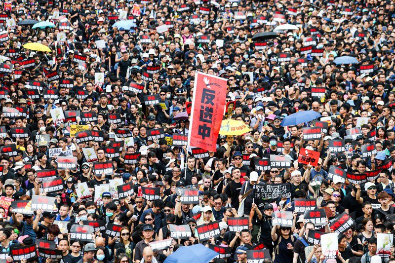 2019年6月香港爆發「反送中」運動，起因是港府欲修改《逃犯條例》，引發200萬港人上街抗議。圖／聯合報系資料照片