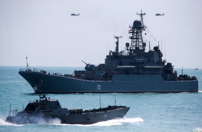 隨著俄國2014年侵占克里米亞，烏克蘭海軍艦隊大部分選擇倒戈投俄。圖為俄國黑海艦隊去年4月在克里米亞半島進行演習。路透／TASS