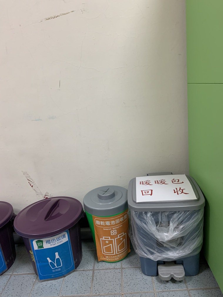 台中市環保局去年公告暖暖包試辦回收，將近一萬包暖暖包用於廚餘區除臭，效果良好。圖...