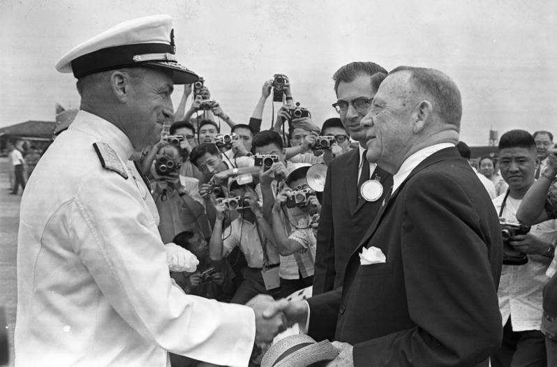 甘迺迪就任總統後，指派的美國駐華大使柯克（Alan G. Kirk）卻反對中華民國，圖為科克（前右）196272月2日抵台履新。圖／聯合報系資料照片