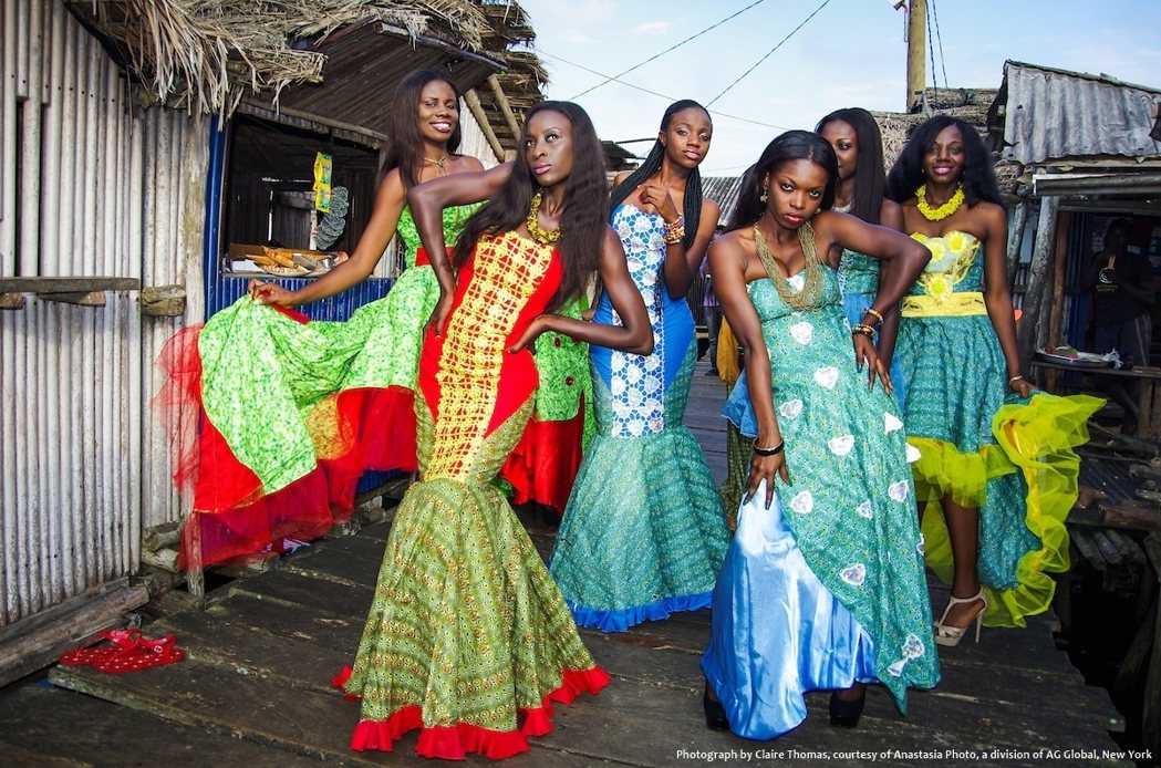 克萊爾・托馬斯Claire Thomas作品「行旅全球」系列：迦納旅遊模特兒。圖...
